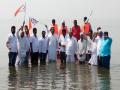 नाशिक,नगरमधून पाणी सोडा; राष्ट्रवादी काँग्रेसचे जायकवाडी धरणात जल आंदोलन - Marathi News | NCP's Jal Aandolan in Jayakwadi dam for water demand from Nashik and Nagar | Latest chhatrapati-sambhajinagar News at Lokmat.com
