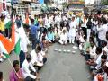भीक मागून दिले महावितरणला पैसे; उमरग्यात राष्ट्रवादीची गांधीगिरी  - Marathi News | Money given to MahaVitran by the begging; Nationalist Congress Party's Gandhigiri | Latest dharashiv News at Lokmat.com