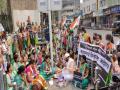 पुण्यात राष्ट्रवादीच्या महिलांनी घातले गॅस टाकीचे श्राद्ध - Marathi News | ncp women movement oppose central government in pune | Latest pune News at Lokmat.com