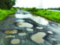 पेशवाई रस्त्यावरील पूल धोकादायक, नेरळमधील रस्त्याची दुरवस्था - Marathi News | Dangerous bridge on Peshwa road, poor condition of road in Neral | Latest raigad News at Lokmat.com