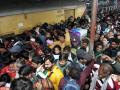 New Delhi Railway Station Stampede: दिल्लीच्या रेल्वे प्लॅटफॉर्मवर पुन्हा गर्दी वाढू लागली; खिडक्या, गेटमधून बॅगा घेऊन लोक घुसले - Marathi News | New delhi railway station stampede like situation live updates maha kumbh rush ministry of railways | Latest national News at Lokmat.com