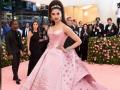 Met Gala 2019मध्ये दीपिका पादुकोणचा जलवा, डिज्नी प्रिन्सेस लूकमध्ये सगळ्यांना केले घायाळ!! - Marathi News | Deepika Padukone is a Disney princess in pink for Met Gala 2019 | Latest filmy News at Lokmat.com