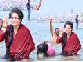 प्रियांका गांधींचे गंगा स्नान! देशाच्या समृद्धी आणि प्रगतीसाठी केली प्रार्थना - Marathi News | | Latest national Photos at Lokmat.com