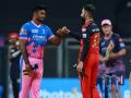IPL 2021: कोहलीनं टॉसवेळी घातला गोंधळ, संजू सॅमसन अन् समालोचक पाहातच राहिले; पाहा Video - Marathi News | IPL 2021 virat Kohli confusion during the toss in rcb vs rr match watch video | Latest cricket News at Lokmat.com
