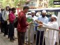 Mumbai Dabbawala: मुंबईच्या डब्बेवाल्यांनी रोजगार बुडूनही माणुसकी जपली; KEM हॉस्पिटलबाहेर केलं जेवणाचं वाटप! - Marathi News | Maharashtra Mumbai Dabbawala distributes food outside KEM Hospital in Mumbai | Latest mumbai News at Lokmat.com