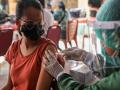 Coronavirus Vaccine: प्रत्येकाकडून १४०० रुपये घेतले, ४०० जणांना लस टोचून गेले; प्रमाणपत्र पाहून नागरिक चक्रावले - Marathi News | Residents of Mumbai housing society allege vaccination scam suspect they were given fake Covid shots | Latest mumbai News at Lokmat.com