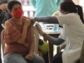 Corona Vaccination: कोरोना लस घेतल्यानंतर किती दिवसांनंतर मिळतं 'सुरक्षा कवच'?; जाणून घ्या महत्त्वाची माहिती - Marathi News | Corona Vaccination covid 19 risk falls down 21 days after vaccination says study in uk | Latest health News at Lokmat.com
