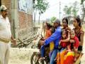 एका बाईकवर विनाहेल्मेट सात जण; पण पोलिसांनी पावती न फाडताच सोडलं, नेमकं काय घडलं? - Marathi News | in bihar 7 people riding on bike without helmet in sitamadhi police shocked | Latest jarahatke News at Lokmat.com