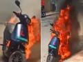 एक दिवस आधी इलेक्ट्रिक स्कूटर खरेदी केली; दुसऱ्याच दिवशी स्फोट; अख्खं कुटुंब उद्ध्वस्त - Marathi News | in Andhra Pradesh man dies after electric bike battery explodes in living room, wife and children critical | Latest auto News at Lokmat.com