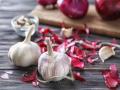 Benefits of onion-garlic peels: कांदा-लसणीची सालं फेकू नका, वाचा त्यांचे सहा आश्चर्यकारक फायदे! - Marathi News | Benefits of onion-garlic peels: Don't throw away onion-garlic peels, read their six amazing benefits! | Latest health Photos at Lokmat.com