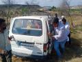 रोहित पवार अपघातग्रस्तांच्या मदतीला धावले, स्वत: धक्का मारत अपघातग्रस्त कार काढली बाहेर - Marathi News | ncp mla rohit pawar rescue car accident farmer | Latest maharashtra News at Lokmat.com