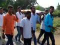 रस्ता दुरुस्तीसाठी काढली प्रतिकात्मक अंत्ययात्रा - Marathi News | A symbolic funeral procession for road repairs | Latest ahilyanagar News at Lokmat.com