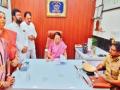 मोडकळीस आलेल्या रेल्वेच्या इमारती जमिनदोस्त करा ! डॉ. नीलम गोऱ्हे : पीडितेच्या शिक्षणाची जबाबदारी शिंदेसेनेने स्वीकारली - Marathi News | Demolish the dilapidated railway buildings! Dr. Neelam Gorhe: Shinde Sena accepts responsibility for the victim's education | Latest kalyan-dombivli News at Lokmat.com