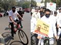 Photos : पेट्रोल दरवाढीचा निषेध, काँग्रेस मंत्र्यांनी सायकलवरुन गाठलं विधिमंडळ - Marathi News | | Latest mumbai Photos at Lokmat.com