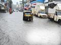 मुसळधार पावसाने झोडपले; अनेक ठिकाणी साचले पाणी - Marathi News | Torrential downpour; | Latest navi-mumbai News at Lokmat.com