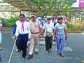 पोलीस आयुक्तांनी डोळ्यावर पट्टी बांधून केले झेब्रा क्रॉसिंग - Marathi News | Police commissioner tied the bar on the eye, Zebra crossing | Latest navi-mumbai News at Lokmat.com