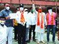 वाशीत शिवसेनेतर्फे काळे झेंडे दाखवून भाजप सरकारचा निषेध - Marathi News | Shiv Sena protests against BJP government by showing black flags in Vashi | Latest navi-mumbai News at Lokmat.com