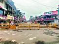 बॅरिकेट्समुळे दुकानात ग्राहकच येत नाहीत - Marathi News | Barricades do not allow customers to enter the shop | Latest nagpur News at Lokmat.com