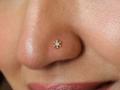 Gold Nose Pins : रोज वापरण्यासाठी पाहा भन्नाट डिझाइन्सच्या ५ सुंदर नोजपिन्स, नाकात रिंग दिसेल शोभून - Marathi News | | Latest sakhi Photos at Lokmat.com