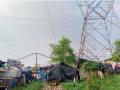 विद्युत वाहिन्यांखालील अतिक्रमणांना अभय - Marathi News | Protection against encroachments under power lines | Latest navi-mumbai News at Lokmat.com
