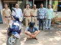 दारूच्या व्यसनापायी अवलंबिला चोरीचा मार्ग; दुचाकी चोर गजाआड - Marathi News | Ramnagar police has succeeded in arresting a two-wheeler thief. | Latest kalyan-dombivli News at Lokmat.com