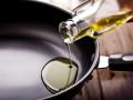 तेलाची फोडणी महागली, सरकी तेल ११० रुपये - Marathi News | Oil price hike, vinegar oil Rs 110 | Latest kolhapur News at Lokmat.com