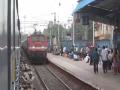 प्रेमीयुगुलाची रेल्वेसमोर उडी; युवकाचा मृत्यू, विवाहिता बचावली, छत्रपती संभाजीनगरमधील घटना - Marathi News | A young man and a married girl jumped in front of a train at Chhatrapati Sambhajinagar station | Latest chhatrapati-sambhajinagar News at Lokmat.com