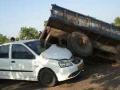 उभ्या ट्रॉलीवर कार धडकली - Marathi News | The car hit the vertical trolley | Latest buldhana News at Lokmat.com