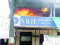 भोकरच्या स्टेट बँक आॅफ हैदराबाद शाखेला आग - Marathi News | Fire at Bhokar State Bank of Hyderabad branch | Latest chhatrapati-sambhajinagar News at Lokmat.com