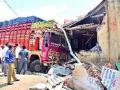 पालिका म्हसरूळ उपकार्यालयाला ट्रकची धडक - Marathi News | The truck hits the municipality Mhasruul | Latest nashik News at Lokmat.com