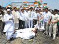परळीत ‘रेल रोको’ आंदोलन - Marathi News | 'Rail Roko' movement in parail | Latest chhatrapati-sambhajinagar News at Lokmat.com