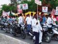 काँग्रेसचे वाहन लोटत आंदोलन - Marathi News | Congress vehicle Lot's movement | Latest maharashtra News at Lokmat.com