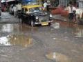 मुंबईकरांचा प्रवास गेला खड्ड्यात - Marathi News | Mumbaikar's journey went into the pothole | Latest mumbai News at Lokmat.com