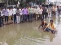 मेहकरात रस्त्यावर खड्डे - Marathi News | Pavement on the mazaret street | Latest vashim News at Lokmat.com