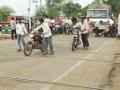 रेल्वेची जीवघेणी ‘क्रॉसिंग’ - Marathi News | Railway's life-size 'crossing' | Latest akola News at Lokmat.com
