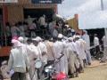 पीकविमा भरण्यासाठी बँकत शेतकऱ्यांची गर्दी - Marathi News | Farmers' crowds in order to pay higher premiums | Latest chhatrapati-sambhajinagar News at Lokmat.com