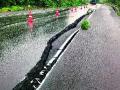 कसारा घाटात रस्ता खचला..... - Marathi News | Road collapses in Kasara Ghat ..... | Latest nashik News at Lokmat.com