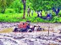 गिरणारे येथे शेतीची मशागत करताना गाळात खोलवर रुतलेला ट्रॅक्टर. - Marathi News | The tractor lying deep in the saddle of farming while doing farming. | Latest nashik News at Lokmat.com