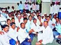 ग्रामपंचायत कर्मचाऱ्यांचे उपोषण आश्वासनानंतर मागे - Marathi News | Gram Panchayat employees' fasting fast after the assurance | Latest nashik News at Lokmat.com