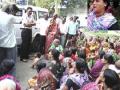 महिलांची बुलडाणा शहर पोलिस स्टेशनवर धडक - Marathi News | Females of Buldana hit the city police station | Latest buldhana News at Lokmat.com