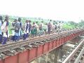 जीव मुठीत धरून ओलांडतात रेल्वेचा पूल - Marathi News | Railway bridge crossing the fence | Latest akola News at Lokmat.com