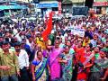 घंटागाडी कामगारांची कुटुंबे रस्त्यावर - Marathi News | Families of Ghantagadi workers on the road | Latest nashik News at Lokmat.com