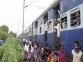 साखळी ओढून रेल्वे थांबविणा-या १00 प्रवाशांना एकाच वेळी अटक - Marathi News | 100 passengers stopping the train from the chain and stuck at the same time | Latest akola News at Lokmat.com