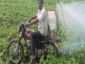 शेतक-याने बनविले अभिनव फवारणी यंत्र - Marathi News | The innovative sprayer machine made by the farmer | Latest buldhana News at Lokmat.com