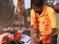 भाजपच्या सभेतील कचरा उचलून शिवसेनेने केली भाजपवर कुरघोडी - Marathi News | Shivsena took the BJP's garbage and took it to the BJP | Latest national News at Lokmat.com