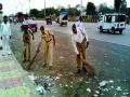 वाहतूक पोलीस जेव्हा हाती झाडू घेतात़़़ - Marathi News | When the traffic police sweep a broom | Latest navi-mumbai News at Lokmat.com