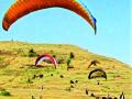 तरूण लुटताहेत पॅराग्लायडिंगचा आनंद - Marathi News | Paragliding enjoying a young man | Latest pune News at Lokmat.com