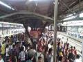 डोंबिवलीत रेल्वे प्रशासनाविरोधात महिला प्रवाशांची घोषणाबाजी - Marathi News | Charging of women passengers against Dombivli railway administration | Latest maharashtra News at Lokmat.com