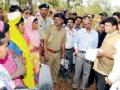 मुख्यमंत्र्यांनी घेतली मग्रारोहयो मजुरांची हजेरी - Marathi News | The Chief Minister took the attendance of the Magarrohio laborers | Latest maharashtra News at Lokmat.com