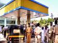 सीएनजी पंपावर स्थानिक-उपरे वाद - Marathi News | Domestic Sub-Orders on CNG Pumps | Latest mumbai News at Lokmat.com